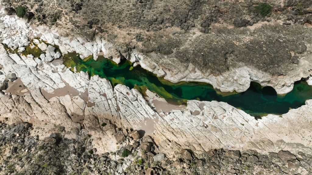 Discover the stunning Kalysan Canyon in Socotra with its unique rocks and vibrant waters